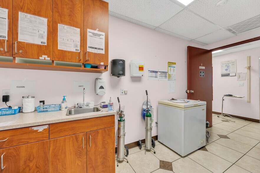 More Photos Of 515 Michigan Blvd, West Sacramento Medical For Sale