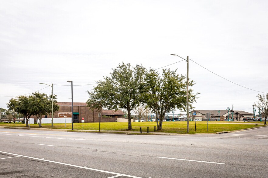 More Photos Of 4914 Main St, Moss Point Storefront For Sale