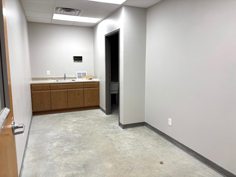 More Photos Of 11 Cottonwood Dr, Chatham Specialty For Sale