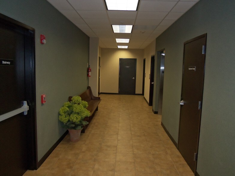 More Photos Of 121 E Magnolia St, Friendswood Unknown For Lease