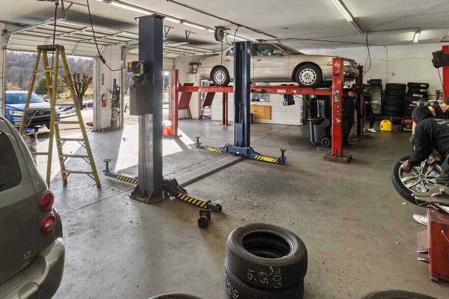 More Photos Of 2845 Western Ave, Knoxville Auto Repair For Sale