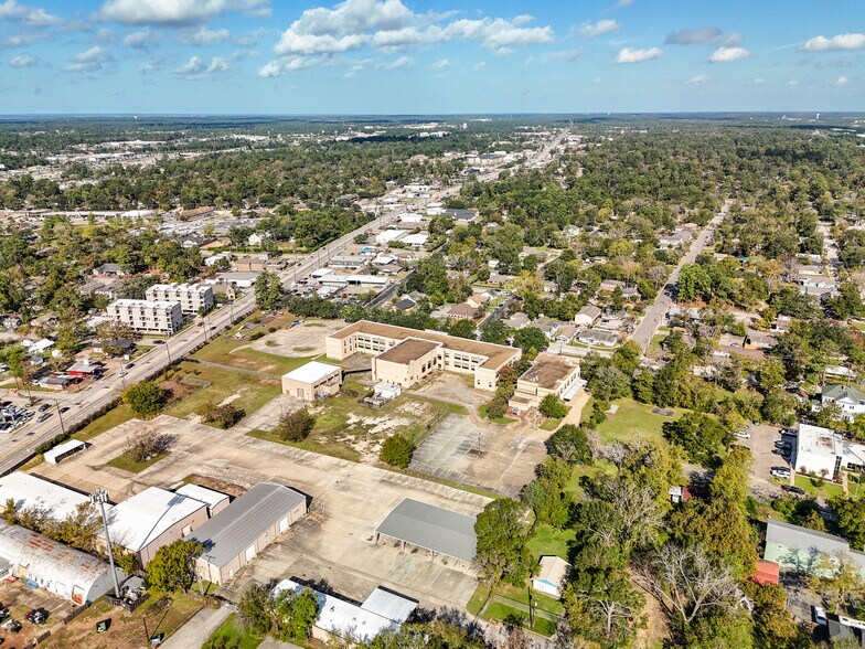 More Photos Of 601 W Lewis St, Conroe Flex For Sale