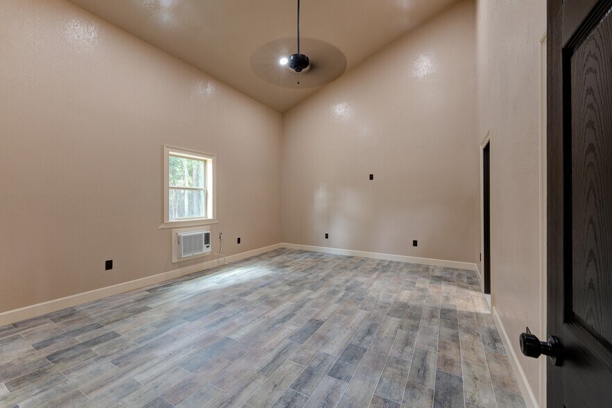 More Photos Of 4388 County Road 197, Alvin Specialty For Sale