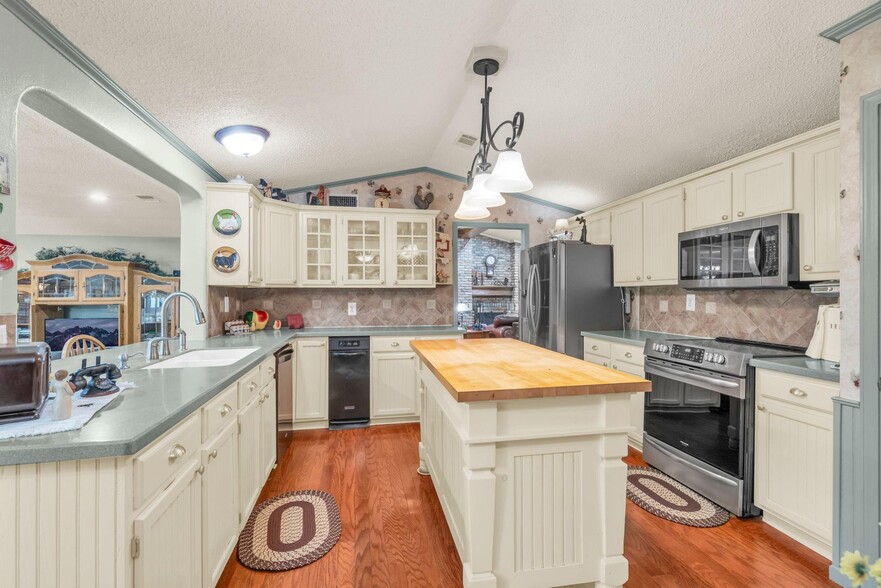 More Photos Of 103 Roundabout Ln, Huntsville Specialty For Sale
