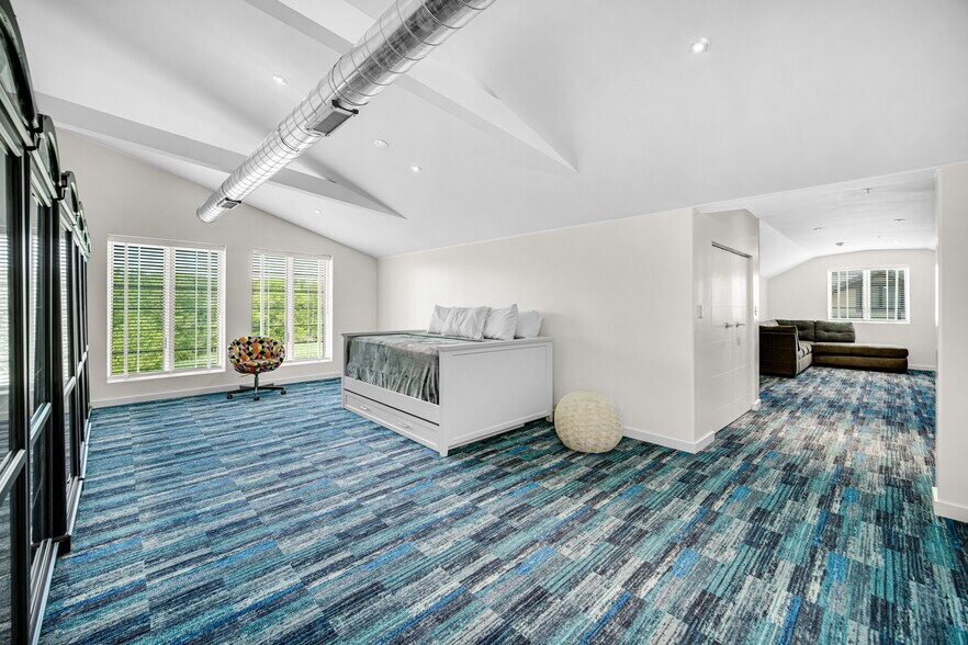 More Photos Of 2108-2260 Ferry Rd, Naperville Showroom For Sale