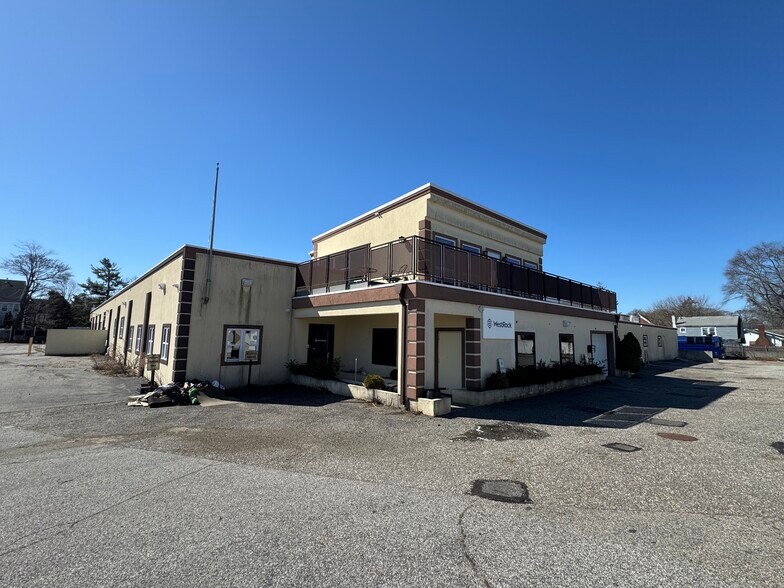 More Photos Of 217 River Ave, Patchogue Warehouse For Lease