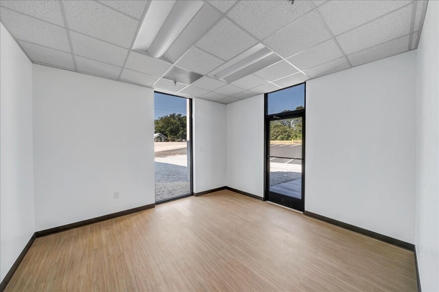 More Photos Of 206 Mathews St, Barnesville Distribution For Sale