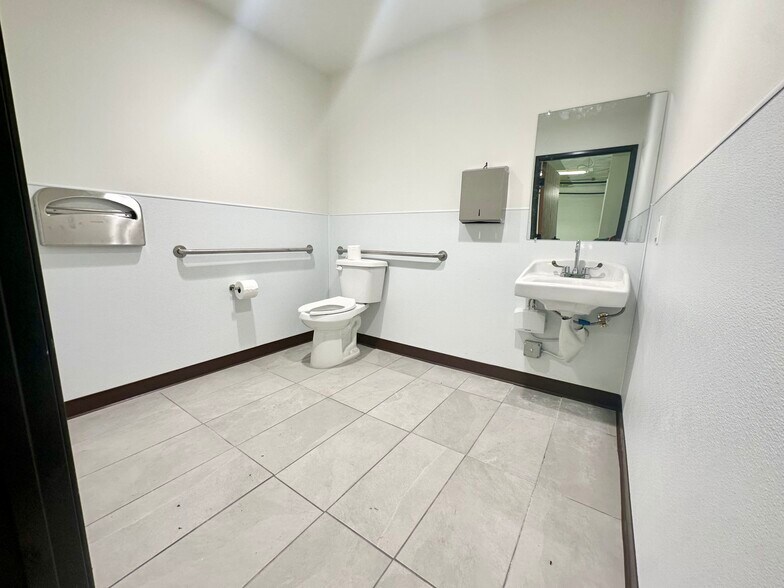 More Photos Of 20611 Plummer St, Chatsworth Warehouse For Lease