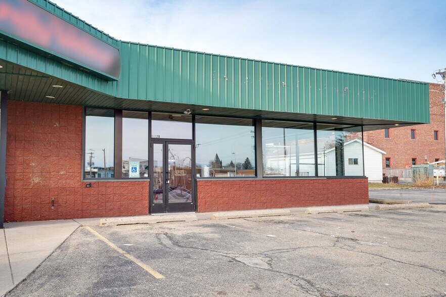 More Photos Of 112 W Maple Ave, Beaver Dam Freestanding For Lease