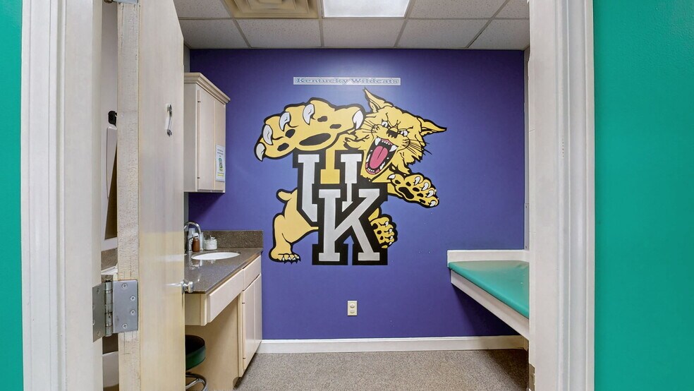 More Photos Of 1701 Spring St, Jeffersonville Medical For Sale