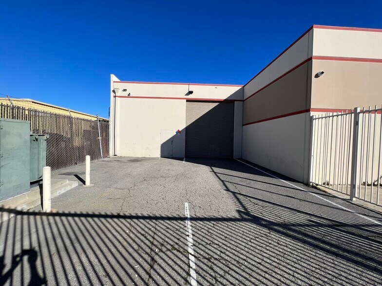 More Photos Of 13722 S Harvard Pl, Gardena Industrial For Lease