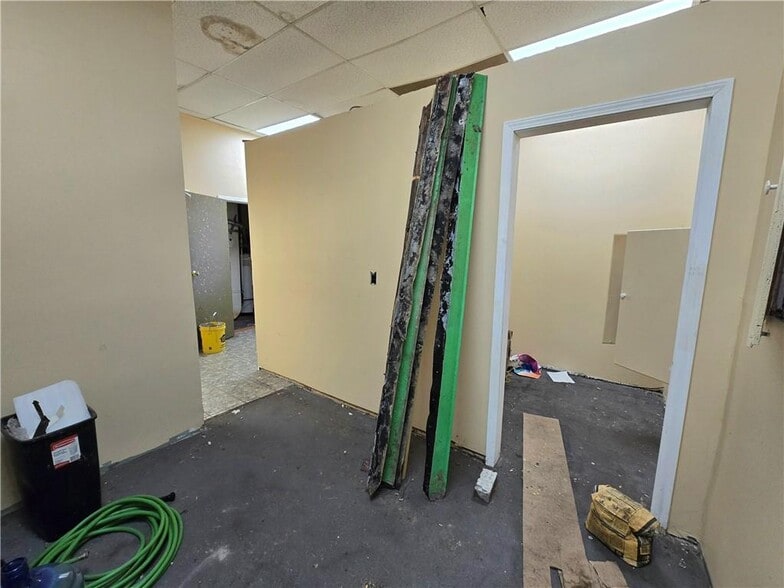 More Photos Of 2803 Brewerton Rd, Mattydale Freestanding For Sale