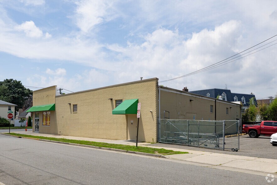 More Photos Of 555 Greenwich St, Hempstead Freestanding For Sale