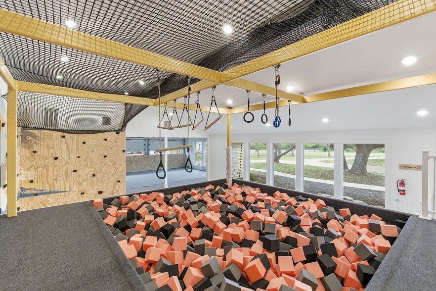 More Photos Of 13617 Fitzhugh Rd, Austin Showroom For Lease