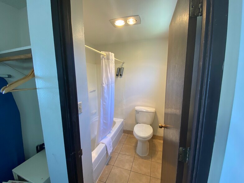 More Photos Of 408 Yakima Valley Hwy, Sunnyside Hotel For Sale