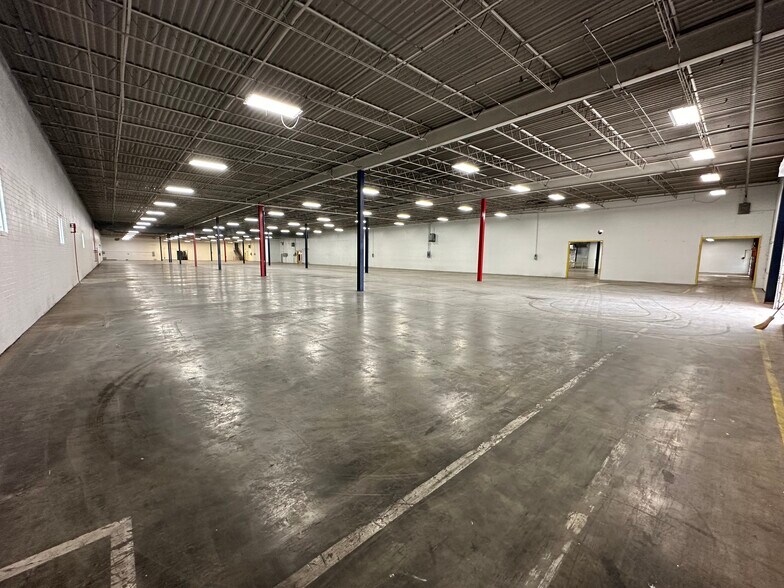 More Photos Of 425 N Gateway Ave, Rockwood Warehouse For Lease