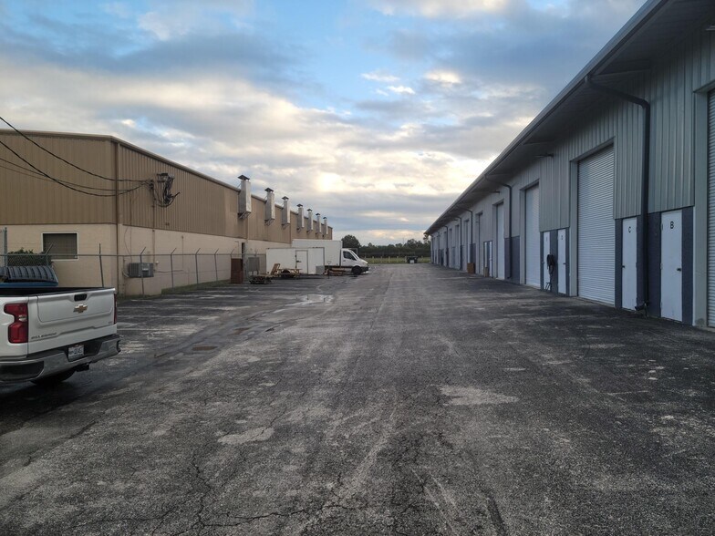 More Photos Of 359 E Douglas Rd, Oldsmar Warehouse For Lease