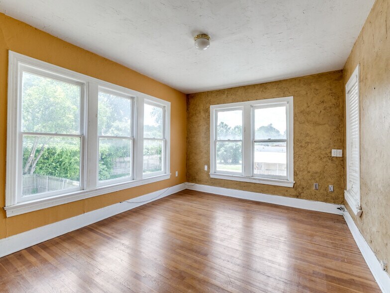 More Photos Of 5832 Live Oak St, Dallas Freestanding For Sale