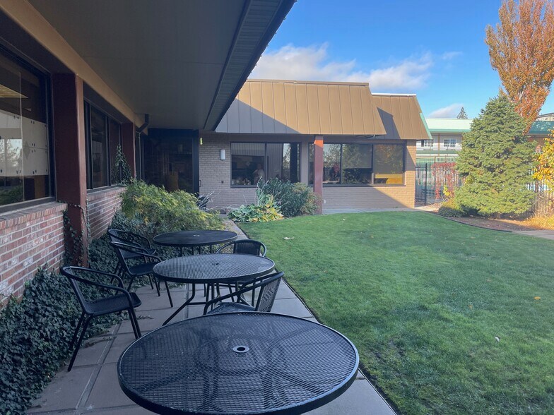 More Photos Of 4212 W Sunset Blvd, Spokane Flex For Sale