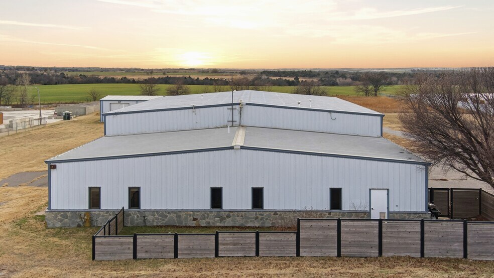 More Photos Of 15160 NW Expressway, Piedmont Warehouse For Lease