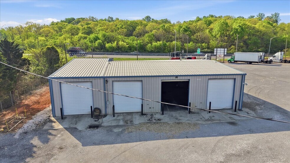 More Photos Of 2816 John Deere Dr, Knoxville Warehouse For Sale