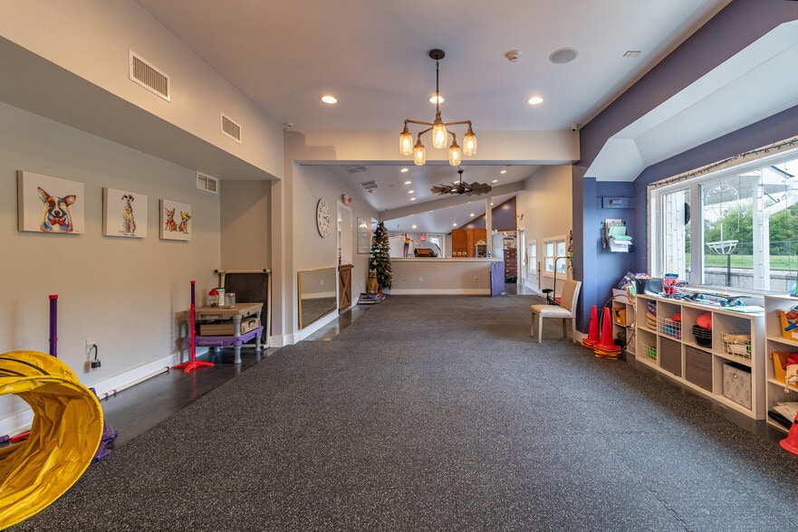 More Photos Of 12167 Lee Hwy, Sperryville Veterinarian Kennel For Sale