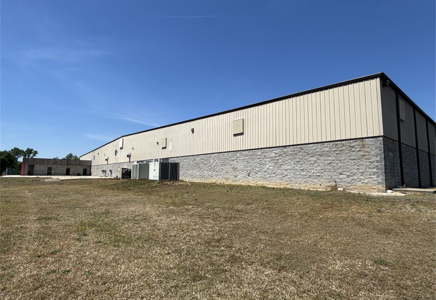 More Photos Of 100 Industrial Rd, Red Springs Manufacturing For Lease