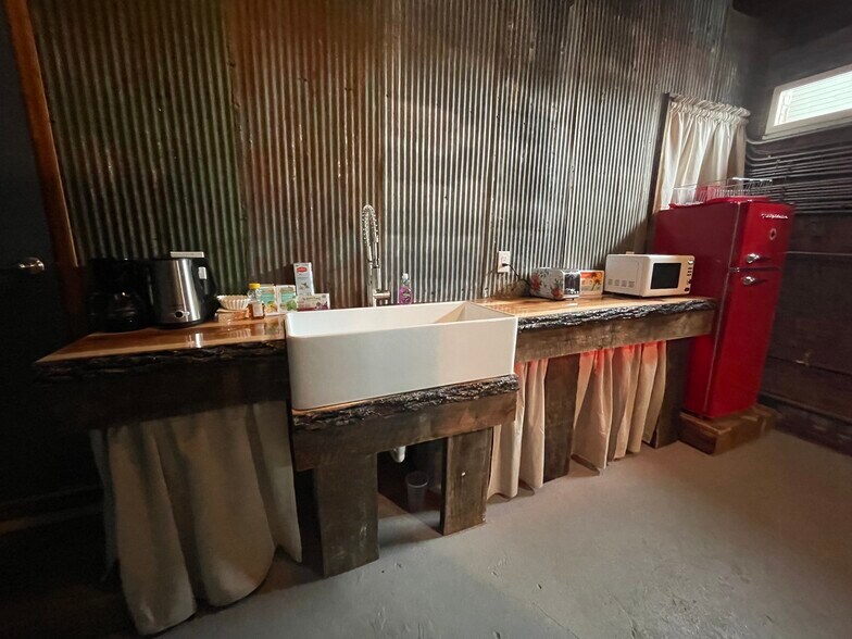 More Photos Of 211 Main St, Irvine Storefront For Sale