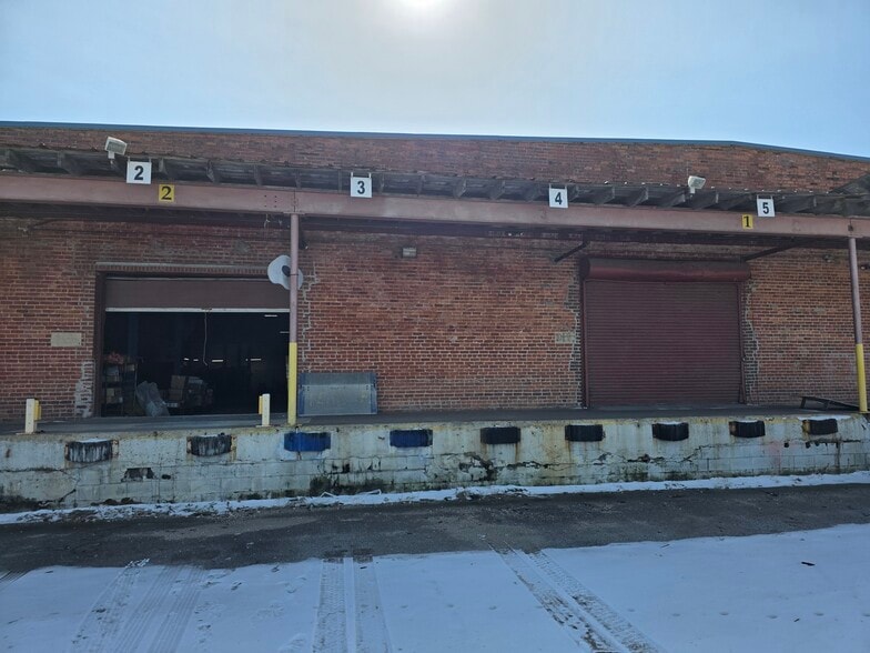 More Photos Of 827 Douglas Ave, Portsmouth Warehouse For Lease