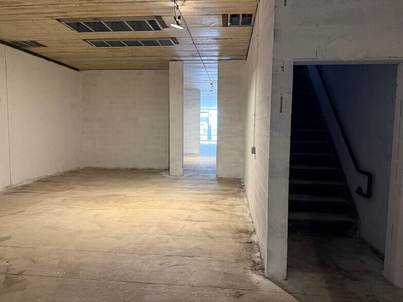 More Photos Of 1954 W Chicago Ave, Chicago Bar For Sale