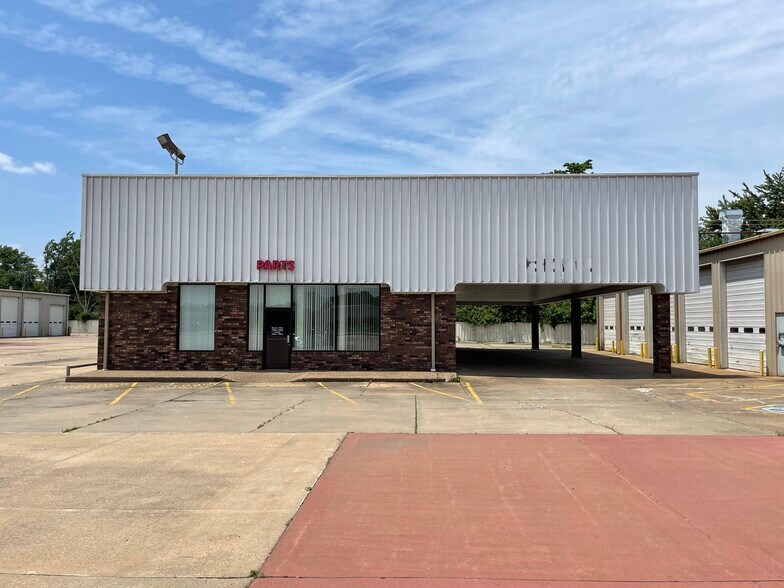 More Photos Of 8200 S US-71 Hwy, Fort Smith Auto Dealership For Sale
