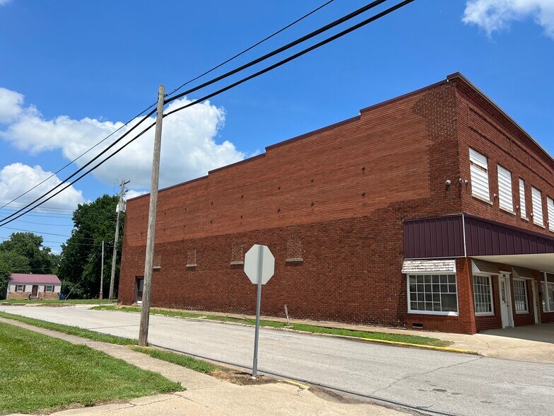 More Photos Of 300 E Broadway Blvd, Johnston City Specialty For Sale