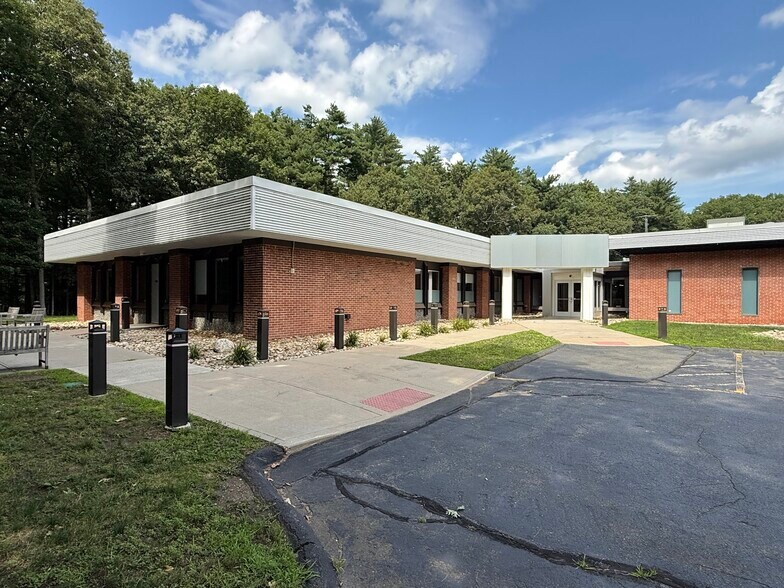 Primary Photo Of 50 Tower Ln, Avon Light Manufacturing For Sale