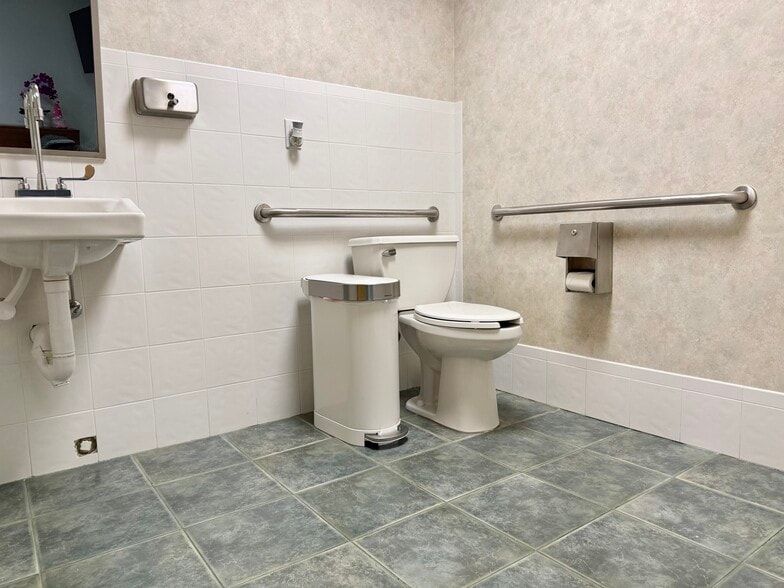 More Photos Of 504 Hamburg Tpke, Wayne Medical For Sale