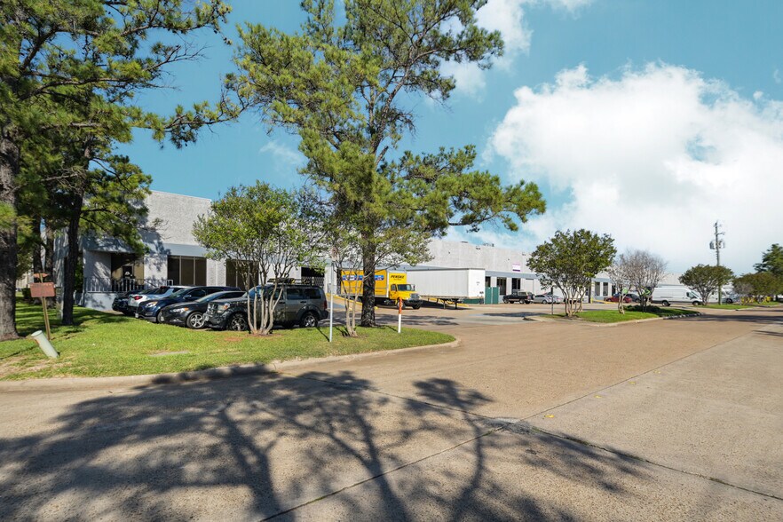 More Photos Of 4647 Pine Timbers St, Houston Warehouse For Lease