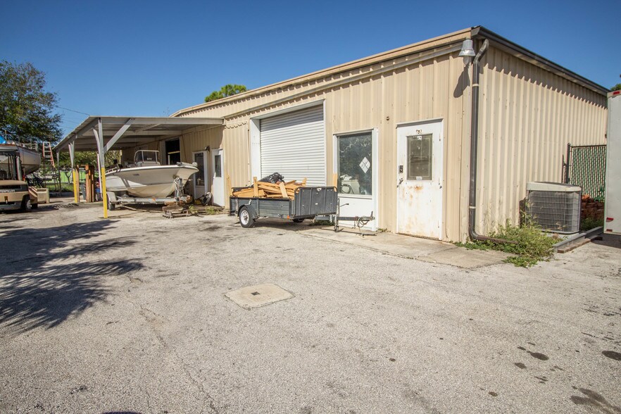 More Photos Of 870-874 NE Pop Tilton Pl, Jensen Beach Warehouse For Lease