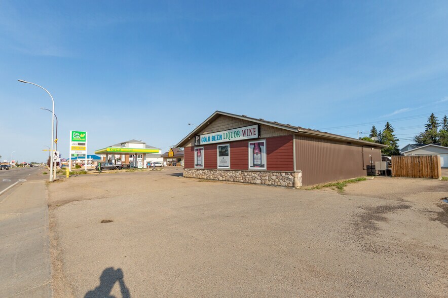 More Photos Of 5922 50 Ave, Stettler Storefront Retail Office For Sale