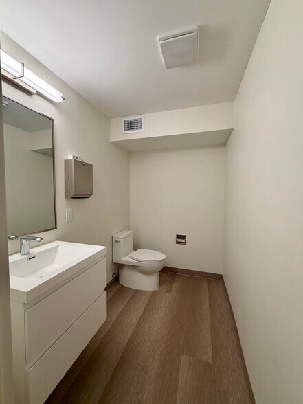 More Photos Of 814 Johnnie Dodds Blvd, Mount Pleasant Medical For Lease