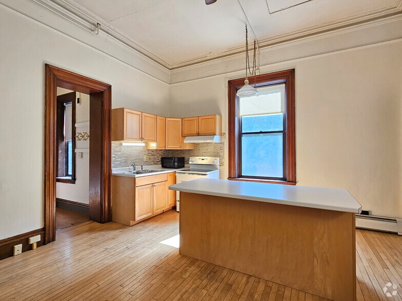 More Photos Of 368 College St, Burlington Dormitory For Sale