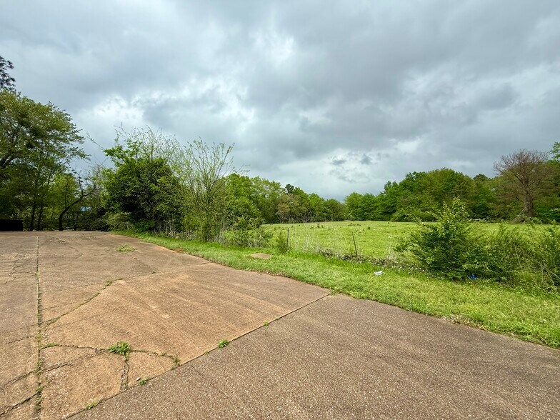 More Photos Of 2410 S Main St, Lindale Office For Sale