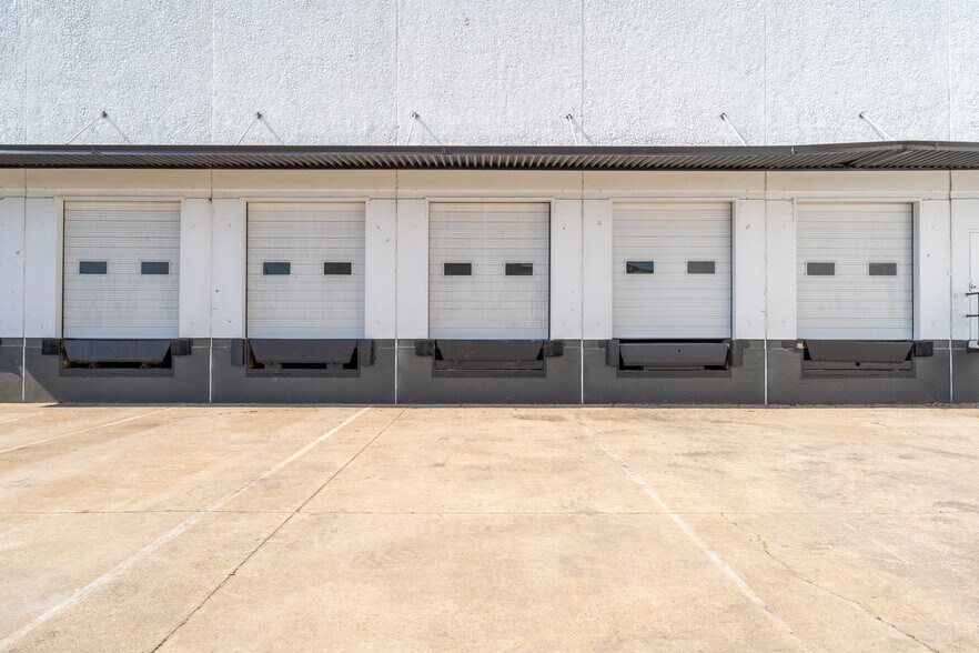 More Photos Of 4404 S Beltwood Pky, Dallas Warehouse For Lease