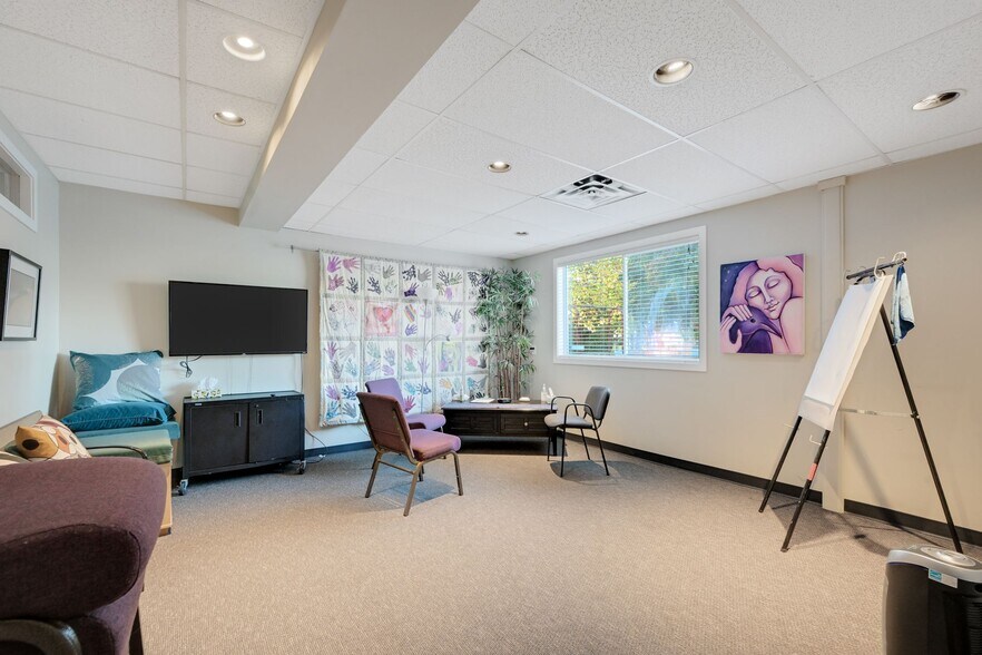 More Photos Of 941 Kings Rd, Victoria Office For Sale