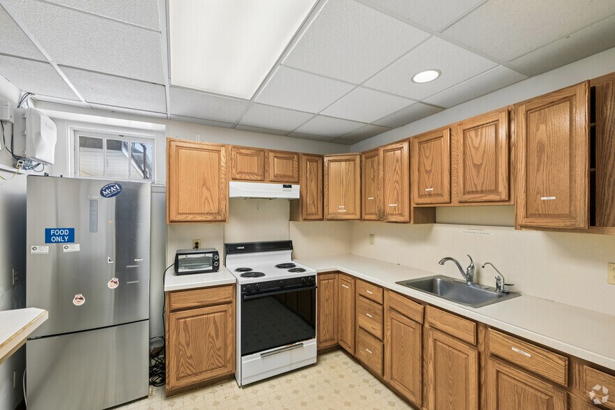 More Photos Of 262 Main St, Madison Veterinarian Kennel For Sale