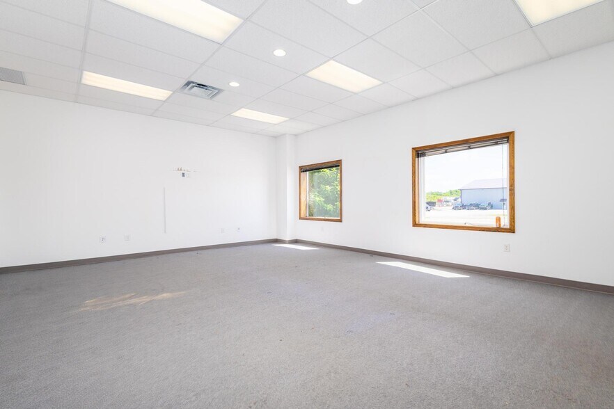 More Photos Of 66850 Executive Dr, Saint Clairsville Warehouse For Lease