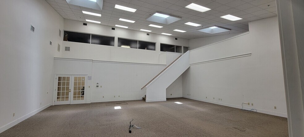 More Photos Of 100 Abingdon Pl, Abingdon Medical For Lease