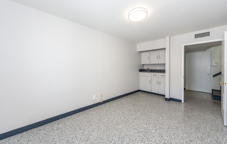 More Photos Of 711 W 17th St, Costa Mesa Flex For Sale