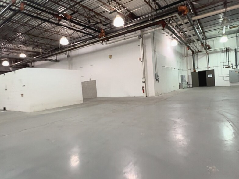 More Photos Of 15203 S Commerce Dr, Dearborn Manufacturing For Lease