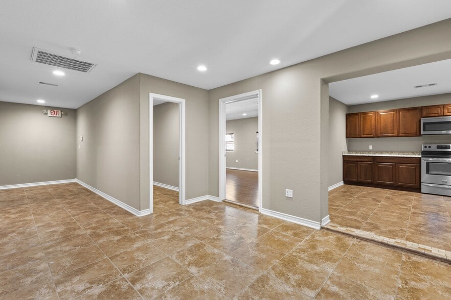 More Photos Of 1618 Callaway Dr, Alvin Warehouse For Lease