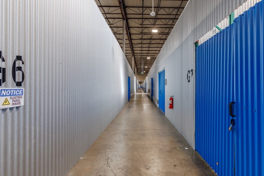 More Photos Of 11410-11420 Mathis Ave, Farmers Branch Distribution For Lease