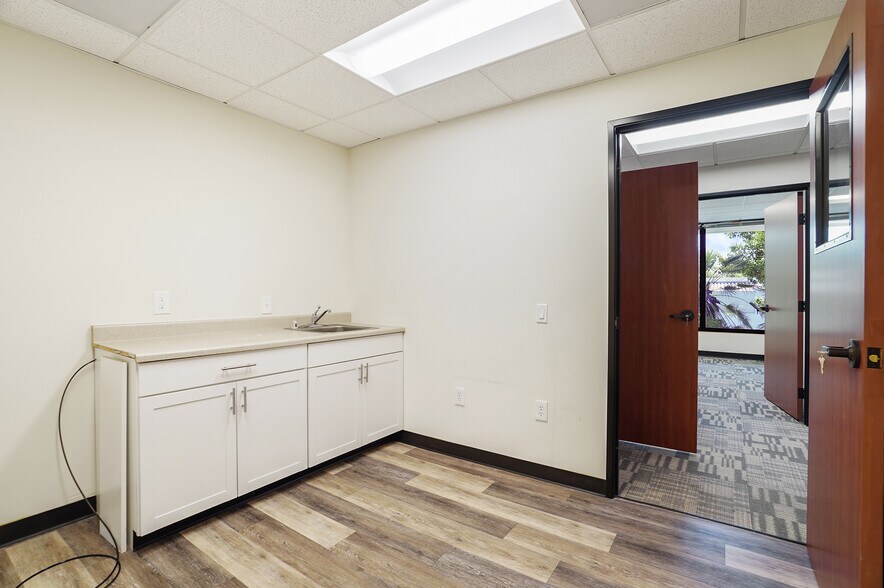 More Photos Of 30423 Canwood St, Agoura Hills Office For Sale